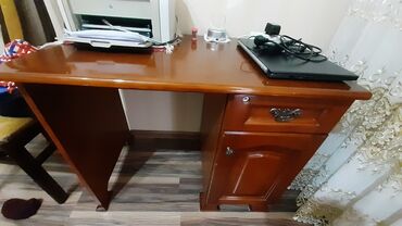 Ofis masaları: İşlənmiş, İşçi üçün, Dördbucaq masa