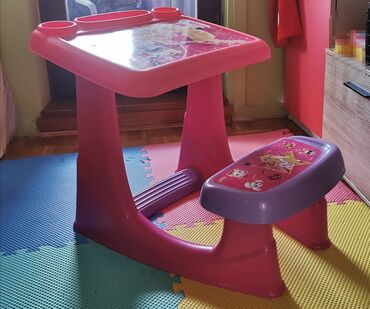 stolovi za decu: Sto sa klupom za devojcice, naslikana je barbika, sto je lagan i veoma