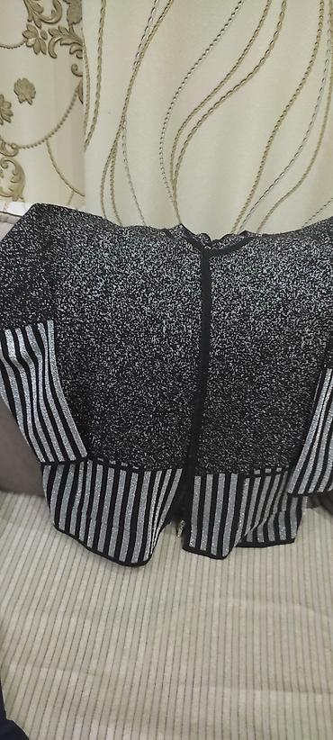 Sviterlər: Yun jaket satilir, zamoklu.qabagda cibleri var. 48-50 razmere gedir — 1