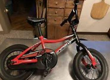 Детский велосипед BMX-стиля, примерно с колесами 12" (низкая рама для