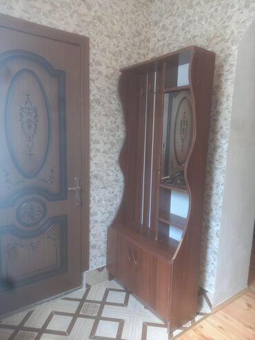Tavalar: İşlənmiş, 2 qapılı Düz dolab, Dəhliz dolabı, İtaliya