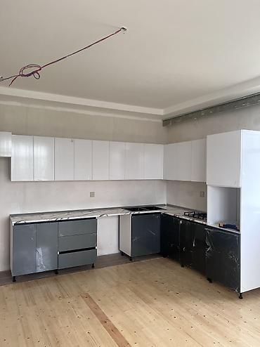 Mətbəx mebel dəsti – L formalı, müasir dizayn - Üst dolablar: parlaq