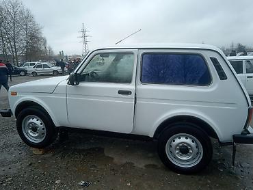bmw x5 rul: LADA Niva 3 qapılı, ağ rəng, klassik kuzov. - Tam ötürücülü (4x4) — 4