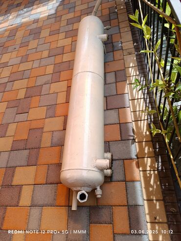 гриль газовый: Вертикальный металлический бойлер для горячей воды с тенами