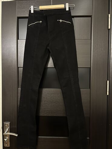 Atlama ipləri: Zara yan cibləri ve arxa eteklerde zamok olan, dar, uzun qara cins — 2