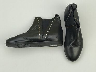 czarne t shirty calvin klein: Ботильйони та черевики