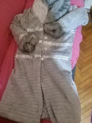 pull and bear rolke: Ženska zimska bunda/kaput od veštačkog krzna u sivoj boji. Dužina do — 1