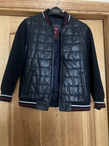 теплые мужские толстовки: Qara rəngli yüngül quilted bomber gödəkçə. - Ön hissə: süni dəri