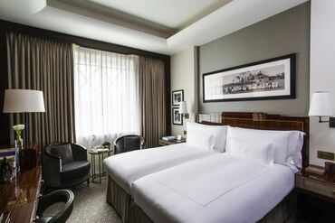 20 yanvarda hotel: EM Hostel Baku bir nefer bir gun 5 azn Global Hotel Baku bir gun 25