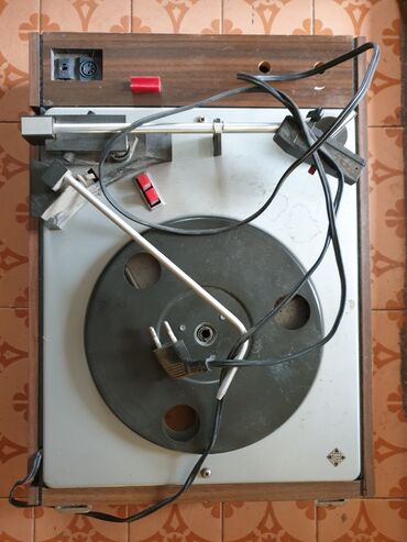 Stari uređaji: Vintage gramofoni – dve jedinice Opis 1: - Mehanički gramofon sa — 1