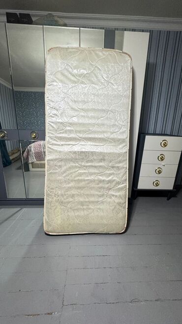 tek neferlik çarpayi: İşlənmiş, Sadə matras, Bir nəfərlik