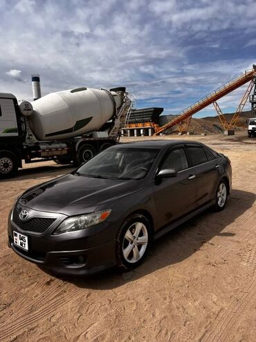 Toyota: Автомобиль Toyota Camry в кузове седан, окрашенный в серый цвет