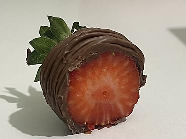 Съедобные букеты: Набор клубники в шоколаде в подарочной коробке. - Крупные свежие — 12