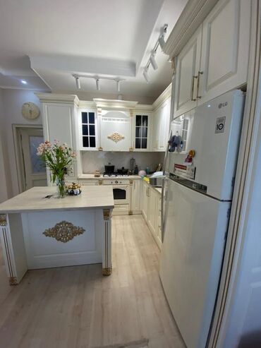 Кухонные гарнитуры: Современный кухонный гарнитур, выполненный в комбинации светло-серых и — 2