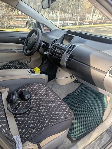 Другие детали салона: Toyota Prius — гибридный хэтчбек (салон) Особенности и оснащение: - — 2