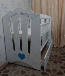 купить бортики на детскую кроватку: Продаётся детская коляска и кроватка. хорошее состояние