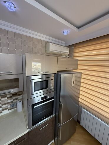 Uzunmüddətli kirayə mənzillər: Mənzilin təqdimatı - Geniş və işıqlı salon: iri panoram pəncərə — 19