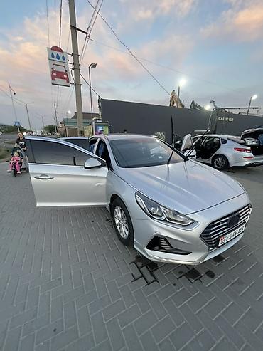Продажа авто: Седан бизнес-класса серебристого цвета. Кузов и экстерьер: - — 3