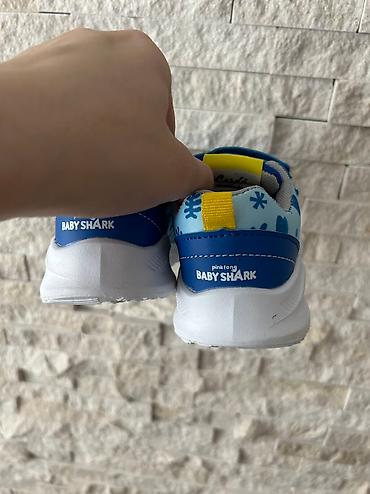 ramaks pantalone: Baby shark patike za devojcicu, bez tragova korišćenja. Velicina 23 — 3