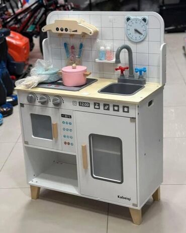 Ostali dečiji nameštaj: Drvena kuhinja za decu Dimenzije na slici Dolazi sve sa slike Cena — 1