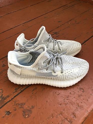 yeezy foam runner: Кроссовки в стиле Yeezy Boost 350 V2, цветовая гамма «серый/белый» — 1