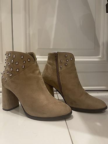 qara ayaqqabılar: Qadınlar üçün bej rəngli qısa çəkmə (ankle boot) - Material: süet — 2