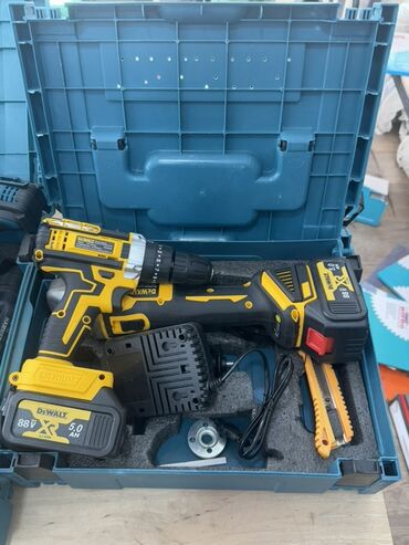 qaz torbasi: DeWALT markalı sarı və qara rəngli akkumulyatorlu dəst, bir