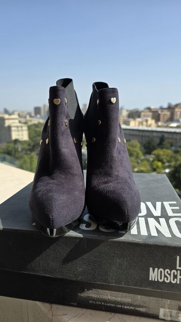Makasin və loferlər: LOVE MOSCHINO qadın botları - Model: JA21303DM05JE0000 - Rəng: Nero