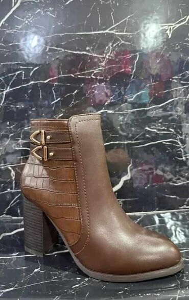 Čizme: Cizmice

NABAVKA
36-41
4300 din 💥 — 21