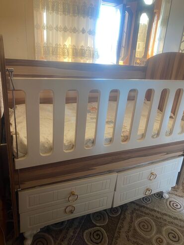 uşaq carpayisi: Oğlan və qız üçün, İşlənmiş, Çarpayı, Bazalı, Matras ilə, Siyirməli