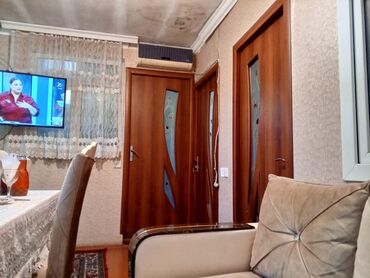 ağ şəhər: EV BABEKDE AG SEHER TEREFDEDIR evin her bir seraiti var 3 otaqdir ev