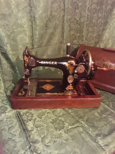 Qədim tikiş maşınları: Qədimi tikiş maşını SİNGER satılır.Şotlandiya Klaydbank ş (Clydebank) — 1