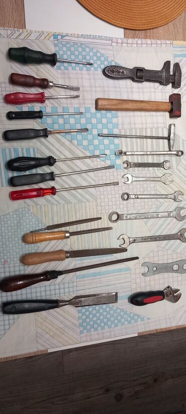 Tools: Alat na prodaju . Može i na komad.Novi Beograd blok 62