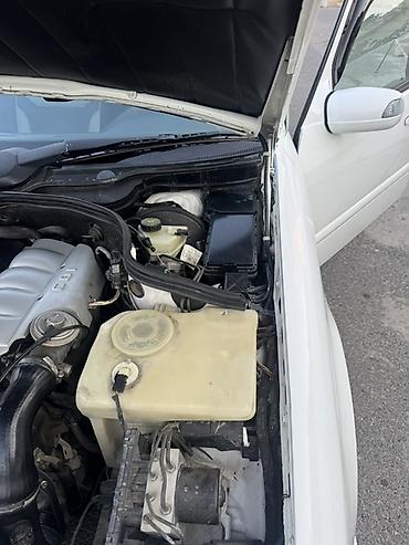 mersedes vozduxamer: Mercedes-Benz C-Sinif (W202) sedan, ağ rəng Xüsusiyyətlər: - Kuzov: 4 — 8