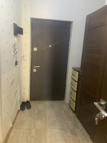 Гаражи: Kristal 1 bazarin yani. Menzil 2 otaga duzelmedir, kuxna studiya. 1