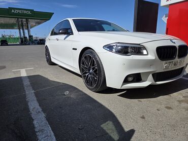 заводские тонированные стекла: BMW 5 Series sedan – ağ rəngdə, M paketli idman görünüşü