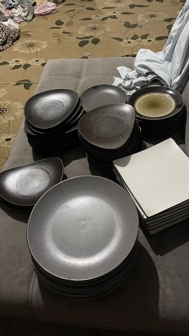 Посуда: Предлагается набор различной посуды, включающий круглые и квадратные — 30