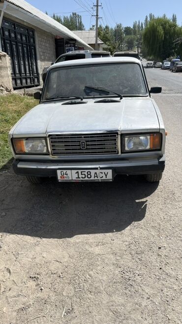как можно купить машину в рассрочку: Автомобиль ВАЗ-2107 серого цвета, оснащенный четырьмя дверями и