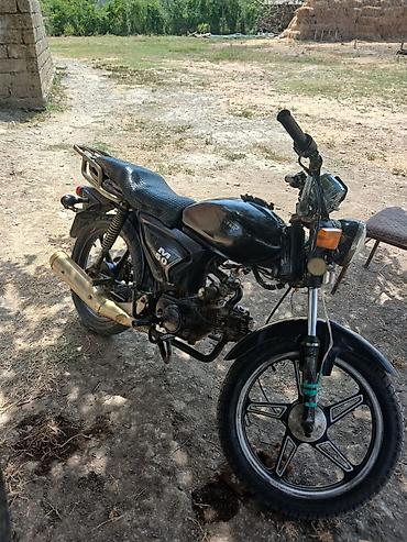 benzinli moped: Moped/motorsiklet – “M50” sinfi, qara rəng. - Həcm: təxminən 50 sm³ — 1
