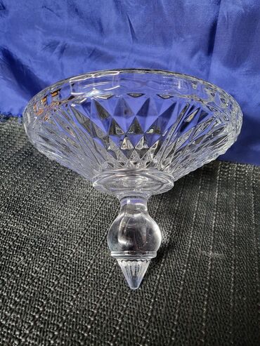Činije: Bombonijera,pehar, kristal rucna obrada 70,80te. Pehar je — 9