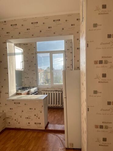 ищу квартиру киркомстром: 2 бөлмө, 52 кв. м, 106-серия, 3 кабат, Косметикалык ремонт