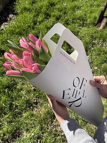 Букеты из живых цветов: Тюльпаны голландские ОПТОМ с луковицей и в розницу с оформлением (не — 15