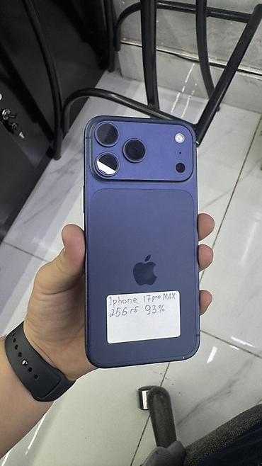 original store: IPhone 17 Pro Max, 256 ГБ, синий цвет. На наклейке указано: емкость — 1