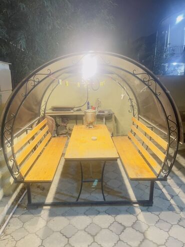 Otaq bitkiləri: Dördbucaq masa, Açılmayan, Skameykalar ilə, Metal