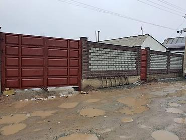 Металлические распашные ворота с калиткой и секционный забор -