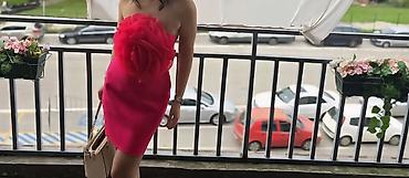 ski helanke: Elegantna mini haljina bez bretela u jarko roze boji. Model je uskog — 2