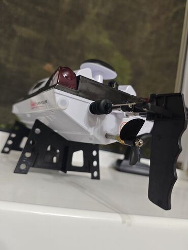 Digər idman və istirahət malları: Pultla işləyən gəmi 35km/saat sürətlə hərəkət edir. Tərs çevrildikde — 11