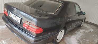 мерс каракол: Черный седан Mercedes-Benz E-класса (W210) с классическим дизайном