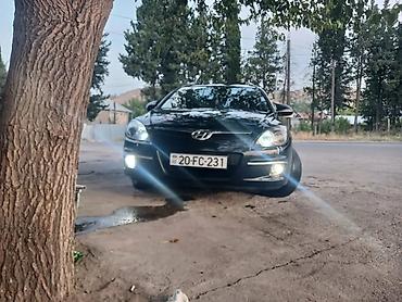 Hyundai i30 CW, qara rəngli universal kuzov. Xüsusiyyətlər: - Kuzov