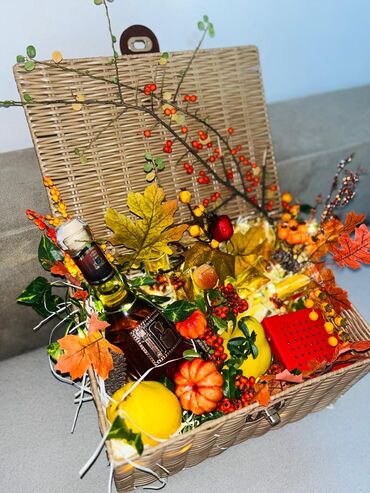 Kompleti namirnica: Poklon korpa – premium set za degustaciju Sadržaj: - Pletena košara — 8